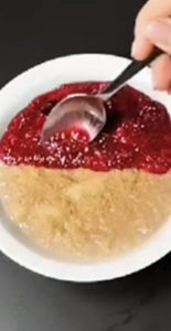 Porridge de pera con mermelada de fresas