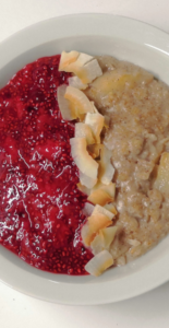 Porridge de pera con mermelada de fresas