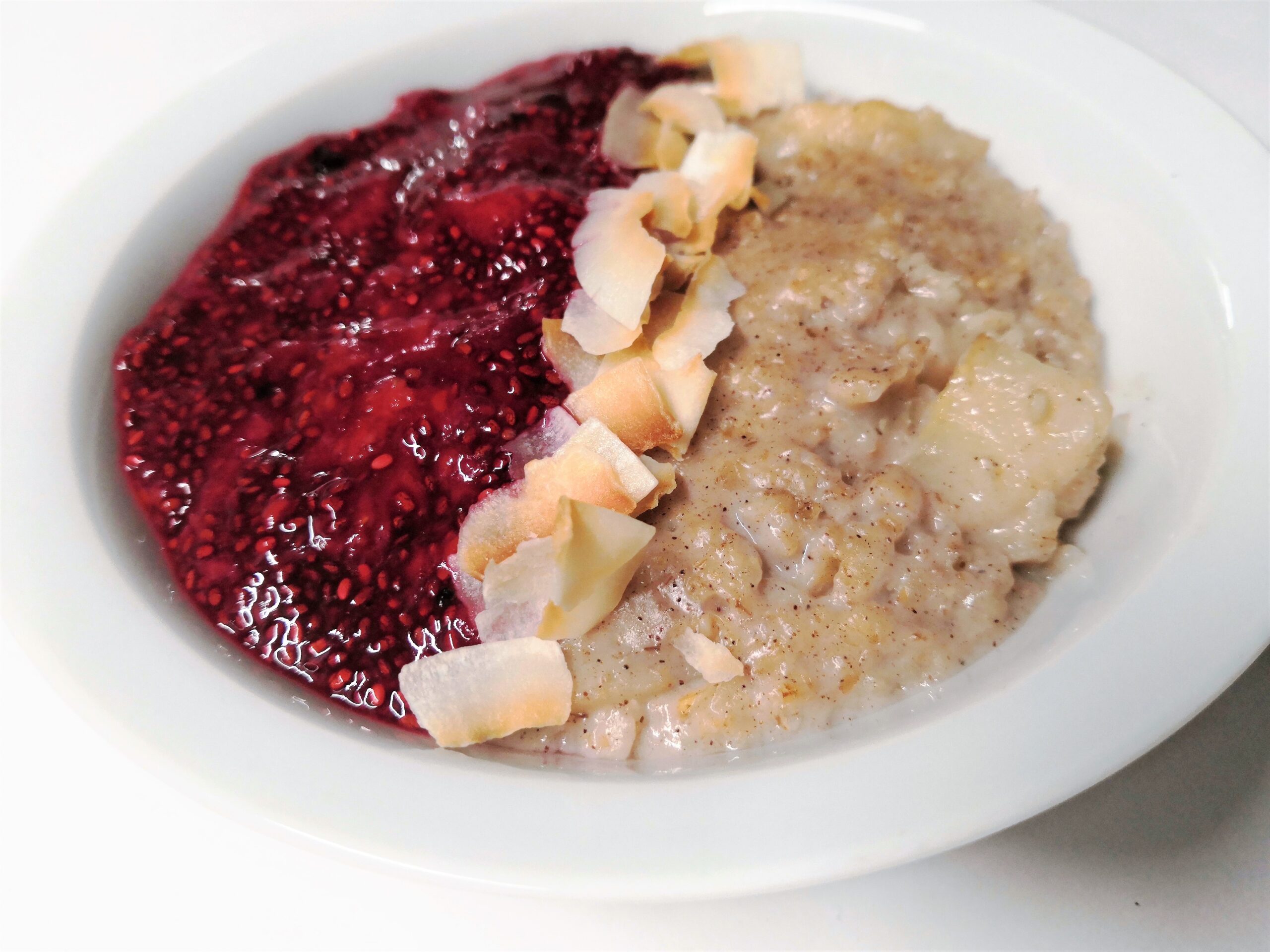 Porridge de apera con mermelada de frutos rojos