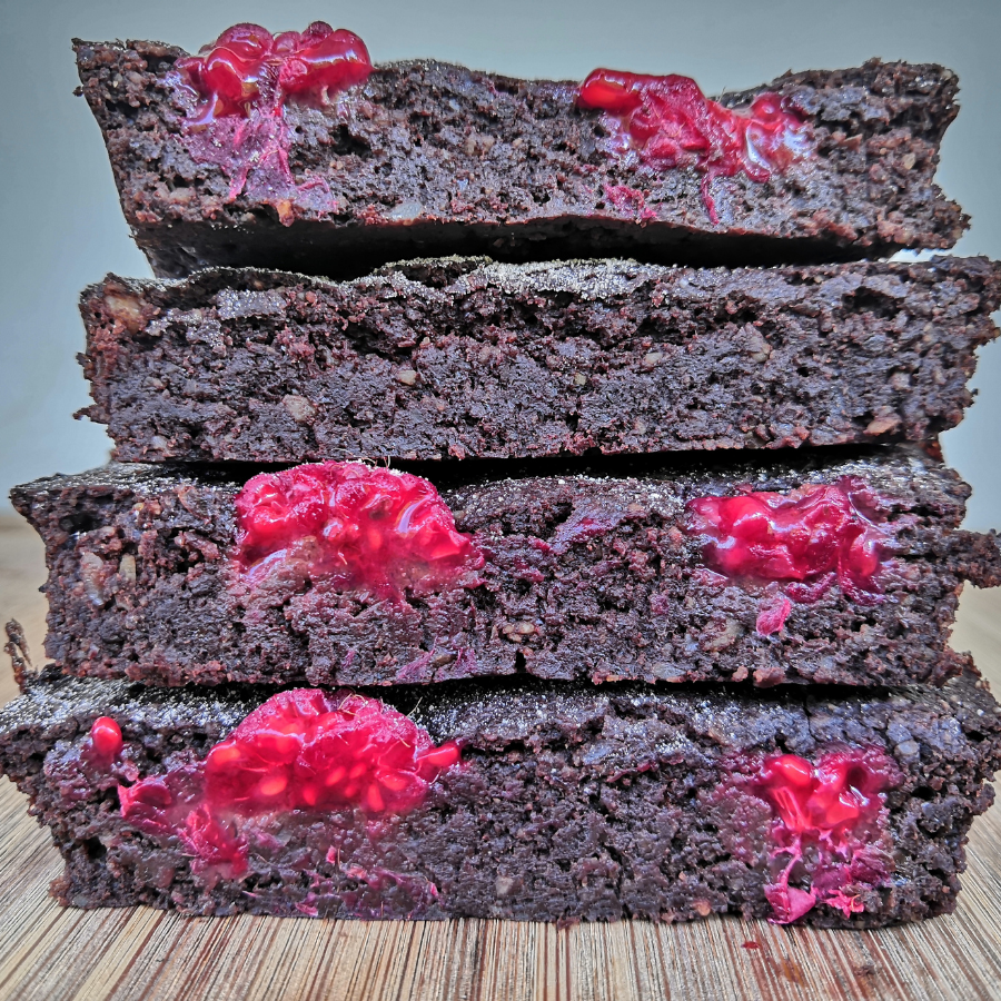 Brownie vegano con frambuesas