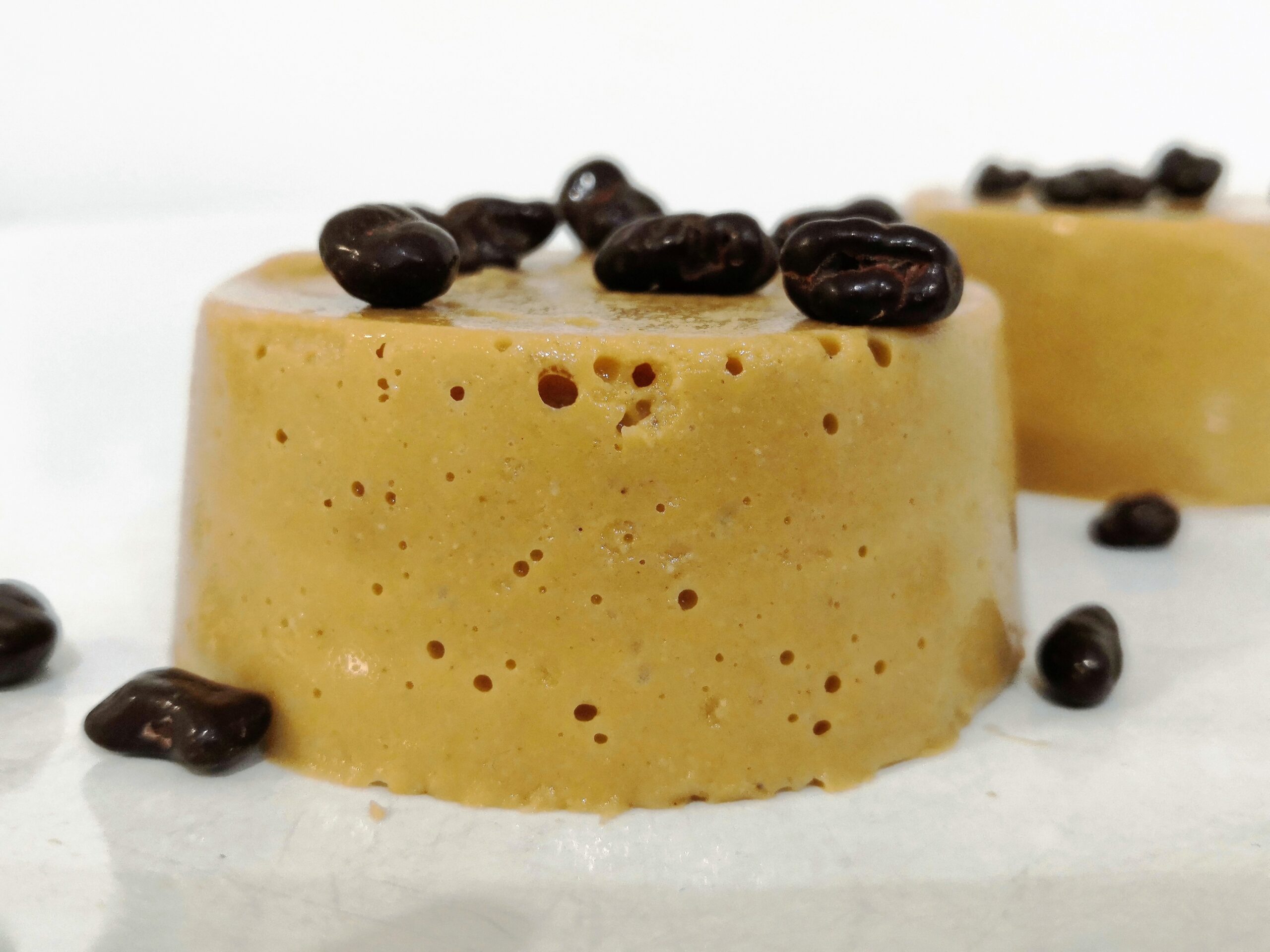 Flan de calabaza con nibs de cacao